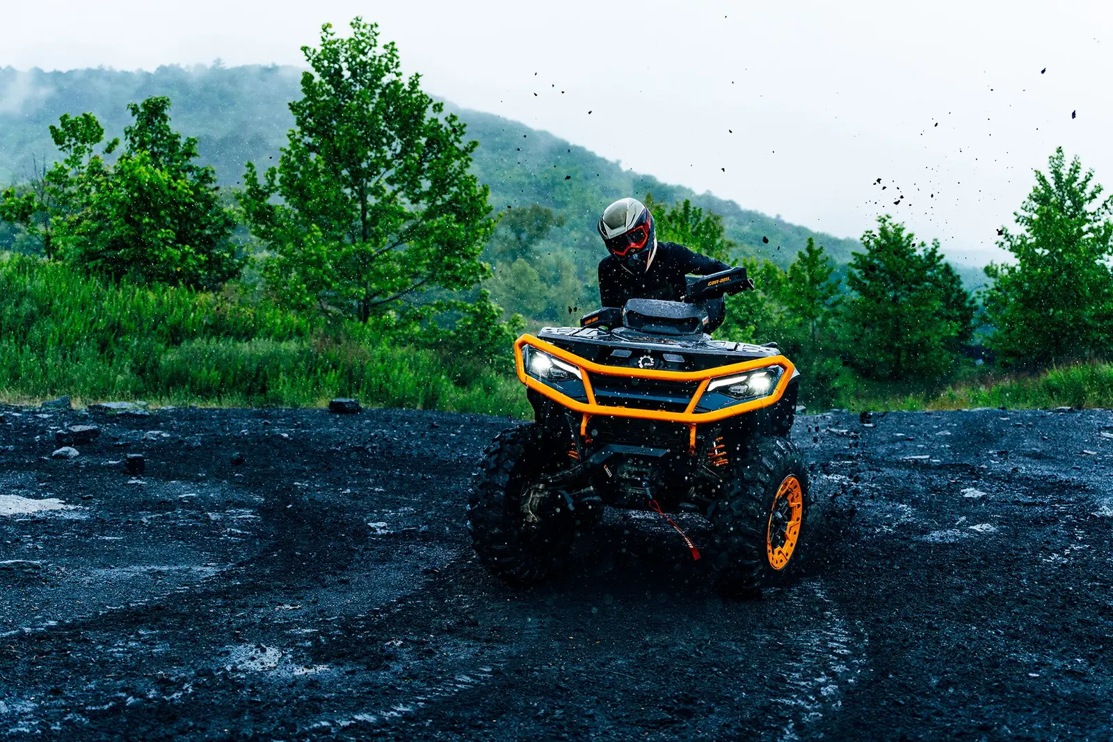 Can-Am fordon i terrängen