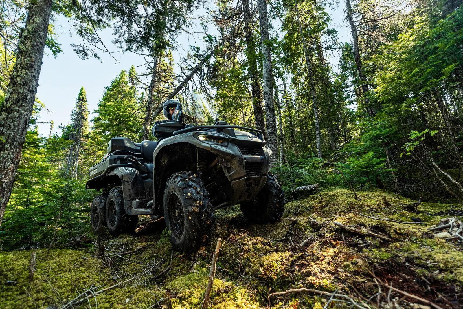 Can-Am Outlander 6x6 i terrängen
